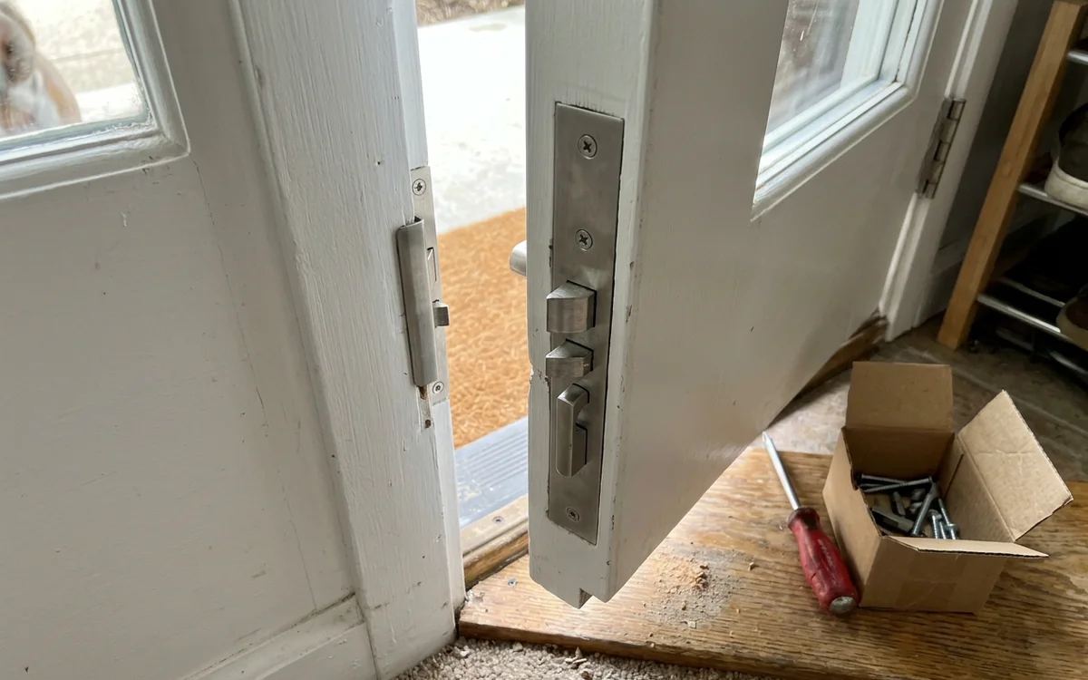 Multi-point locking mechanism and heavy-duty strike plate in a new entry door jamb