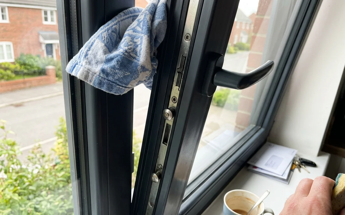 Multi-point locking hardware and mushroom cams along the sash edge of a tilt-and-turn window